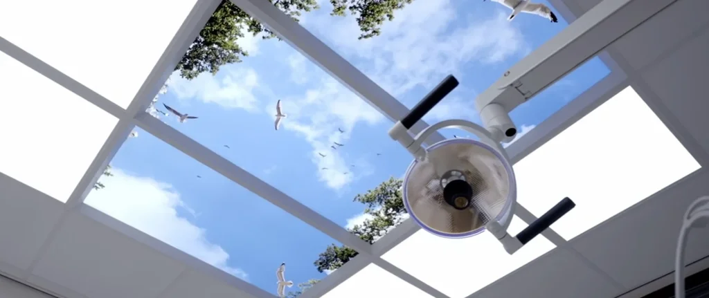 Wolkenplafond boven behandelstoel in tandartspraktijk voor een rustgevende pati&euml;ntbeleving &mdash; OpenCeilings.