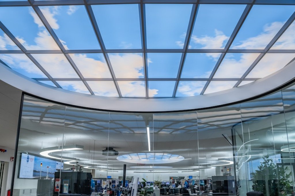 Human Centric Lighting in control room met biodynamische LED-panelen voor een gezonde werkplek.