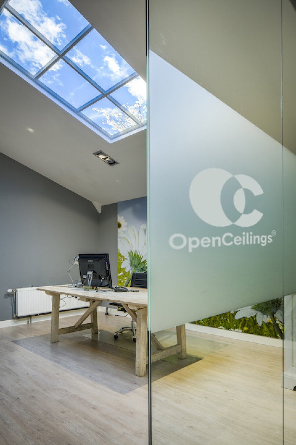 Een prachtig OpenCeilings LED wolkenplafond geinstalleerd in een gestuct plafond van een kantoorruimte.