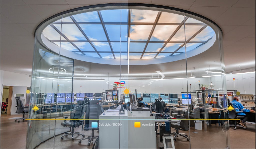 Wolkenplafond OpenCeilings in control room als visueel rustpunt naast Human Centric Lighting.